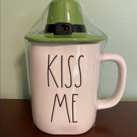 ☘️COPY - NWT! Rae Dunn “Kiss Me” Ceramic Mug with Hat Topper - Picture 1 of 4